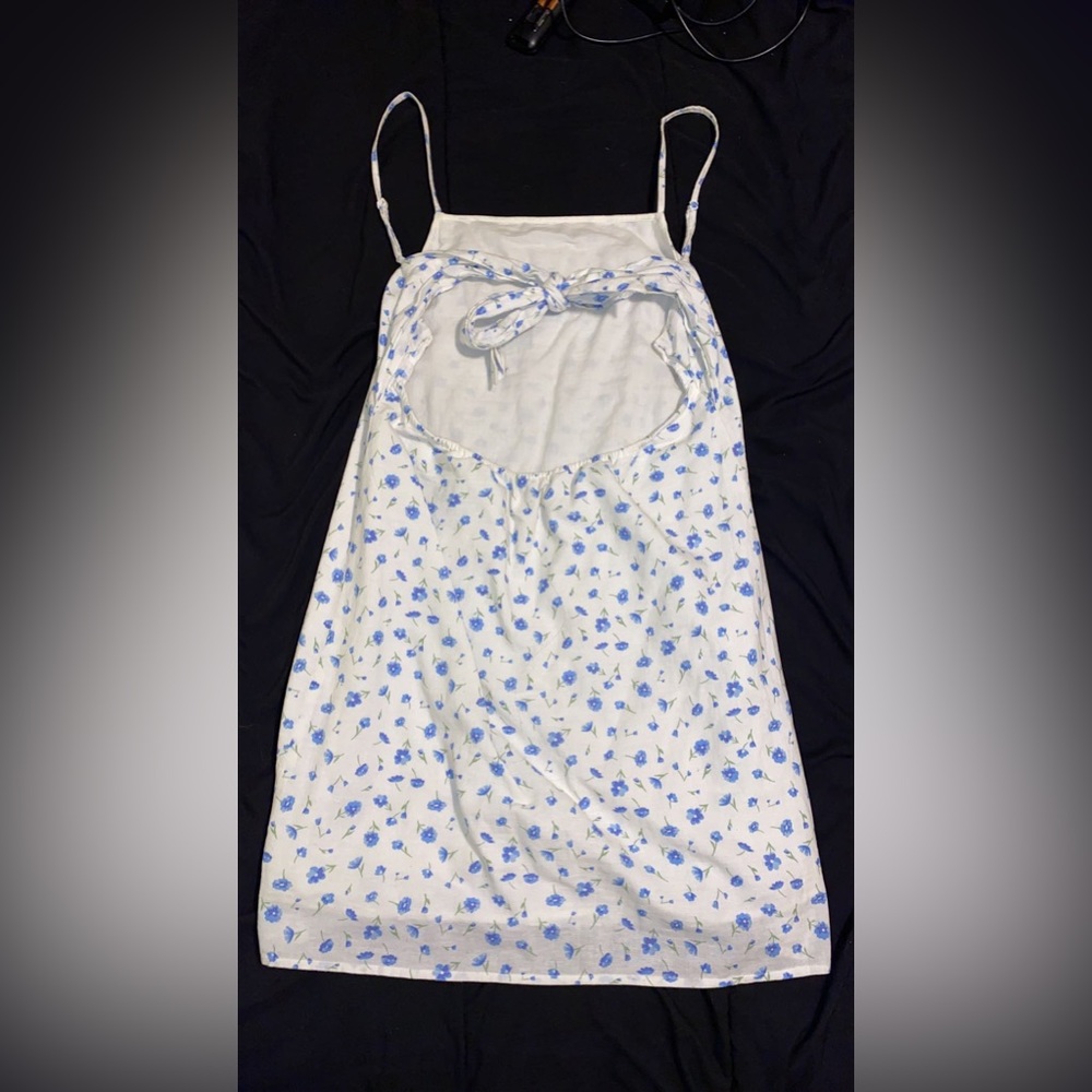 This is an American Eagle dress it is size medium in women’s.